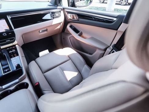 Used 2022 Porsche Macan AWD/4WD image 29