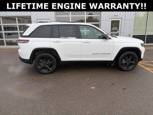 Used 2024 Jeep Grand Cherokee Altitude image 8