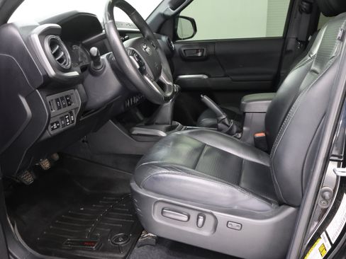 Used 2021 Toyota Tacoma TRD Sport w/ TRD Premium Sport Package AWD/4WD image 8