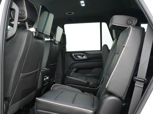 Used 2024 GMC Yukon SLT w/ SLT Luxury Package AWD/4WD image 16