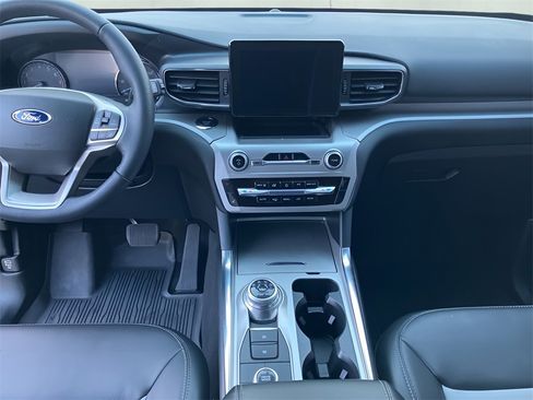 Used 2022 Ford Explorer XLT w/ Equipment Group 202A image 22