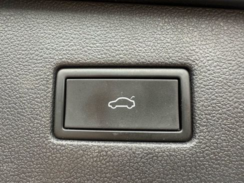 Used 2022 Volkswagen Tiguan SE w/ Panoramic Sunroof Package image 8