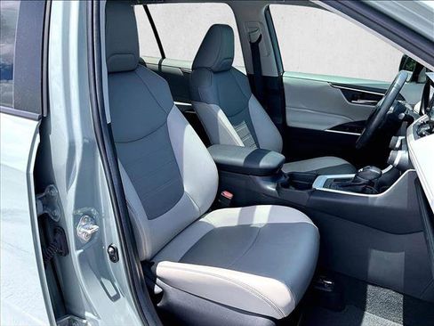 Used 2020 Toyota RAV4 XLE Premium FWD image 9
