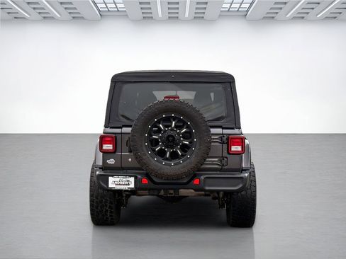 Used 2018 Jeep Wrangler Unlimited Sahara AWD/4WD image 5