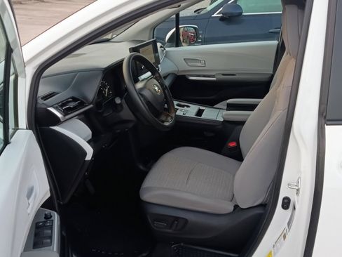 Used 2025 Toyota Sienna LE image 3