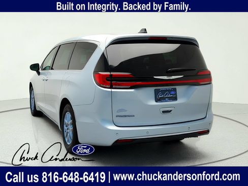 Used 2023 Chrysler Pacifica Touring-L FWD image 6