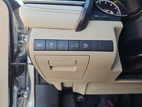 Used 2018 Toyota Camry LE image 26