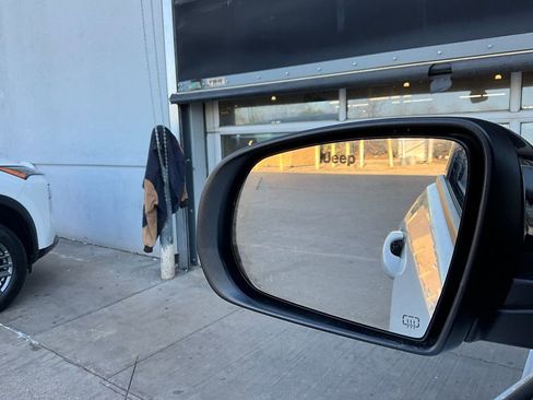 Used 2025 Jeep Compass Latitude image 18