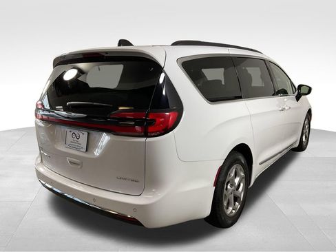 Used 2023 Chrysler Pacifica Limited FWD image 9
