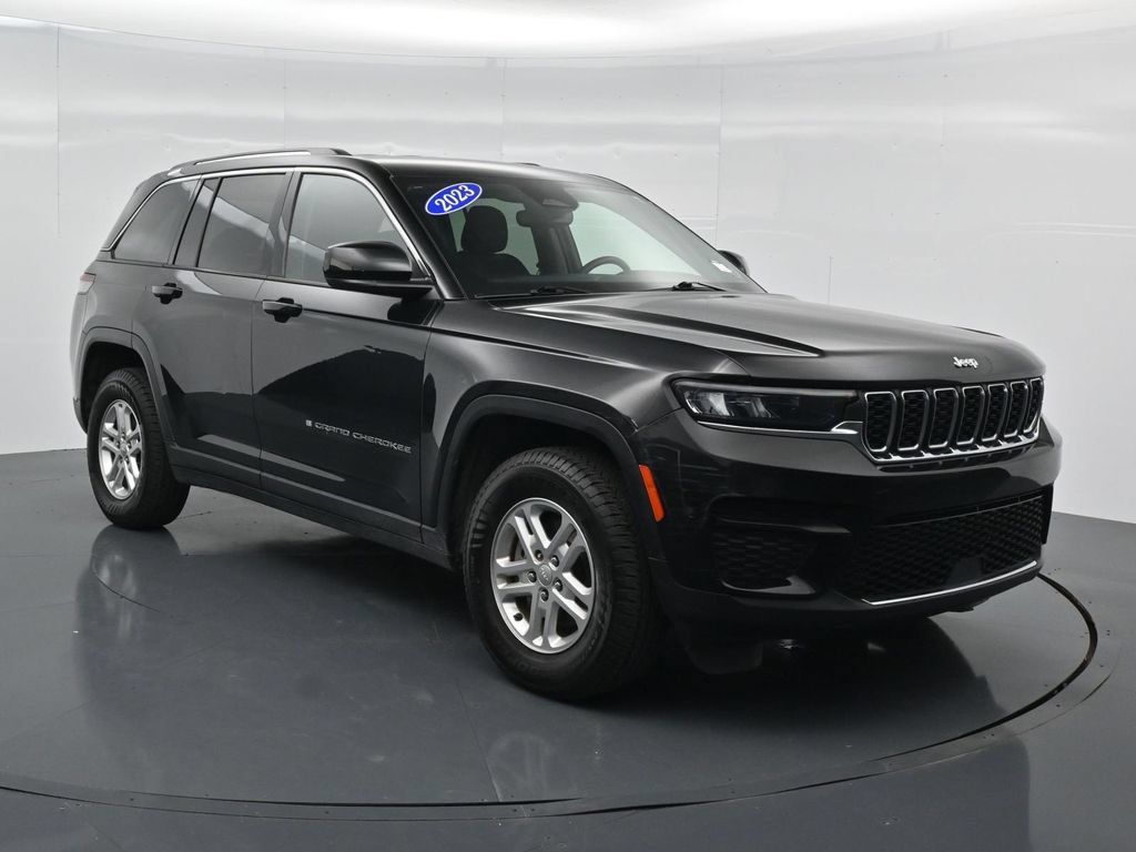 Used 2023 Jeep Grand Cherokee Laredo RWD image 3