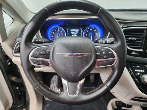 Used 2017 Chrysler Pacifica Touring-L FWD image 14