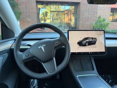 Used 2024 Tesla Model Y Long Range AWD/4WD image 33