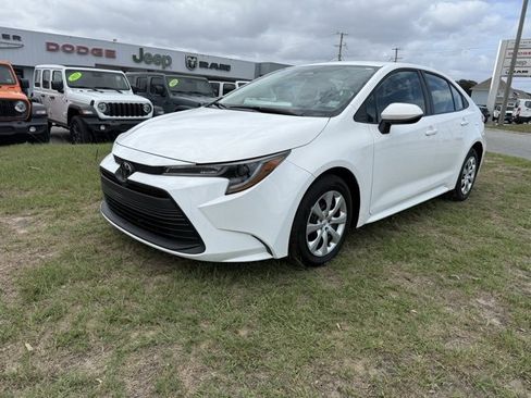 Used 2024 Toyota Corolla LE image 3