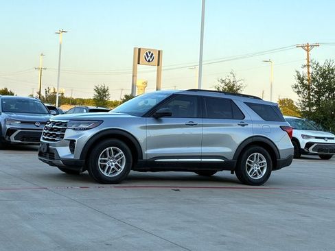 Used 2025 Ford Explorer Active w/ Active Comfort Package RWD image 2