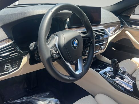 Used 2023 BMW 530e w/ Premium Package RWD image 4