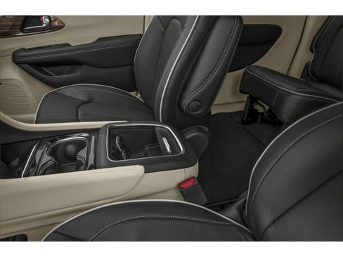 Used 2024 Chrysler Pacifica Limited FWD image 9