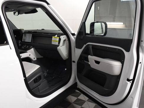 Used 2025 Land Rover Defender 110 S image 10