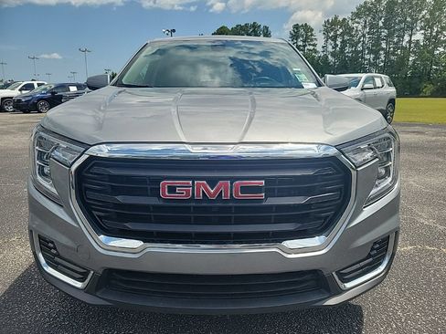 Used 2024 GMC Terrain SLE FWD image 2