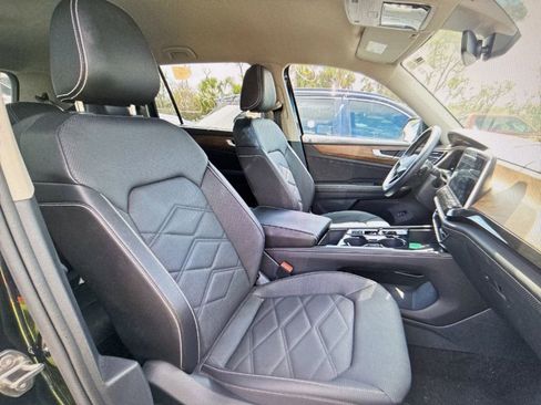 Used 2025 Volkswagen Atlas SE image 7