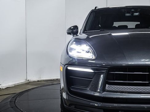 Certified 2025 Porsche Macan image 12