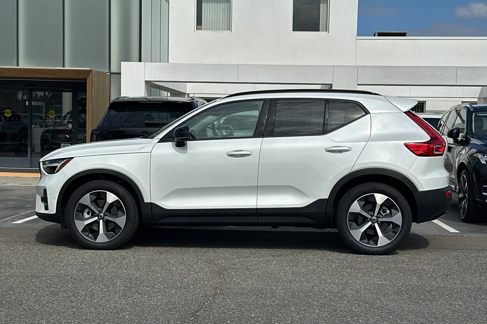 Certified 2025 Volvo XC40 B5 Plus AWD/4WD image 7