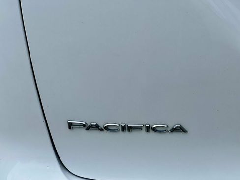 Used 2017 Chrysler Pacifica LX w/ Tire & Wheel Group FWD image 10