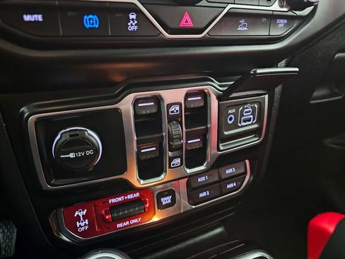 Used 2023 Jeep Wrangler Unlimited Rubicon 4xe image 30