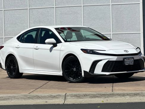 Used 2026 Toyota Camry SE w/ Convenience Package FWD image 2