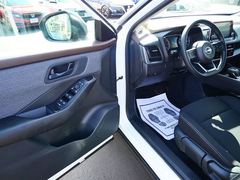 Used 2023 Nissan Rogue S AWD/4WD image 10