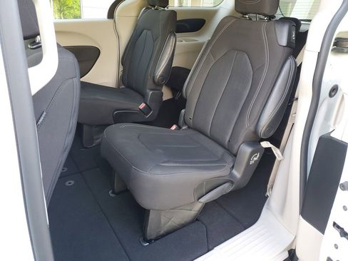 Used 2023 Chrysler Voyager LX FWD image 9