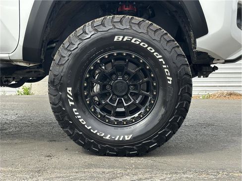 Used 2023 Toyota Tacoma TRD Off-Road w/ TRD Premium Off Road Package image 29