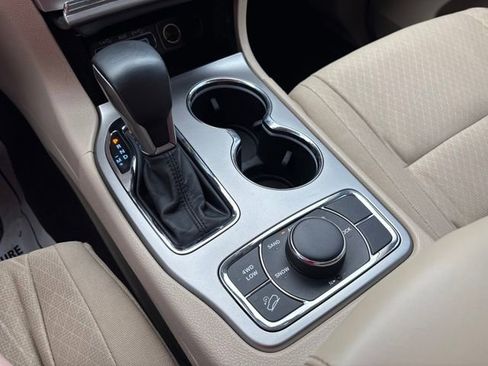 Used 2018 Jeep Grand Cherokee Laredo image 19