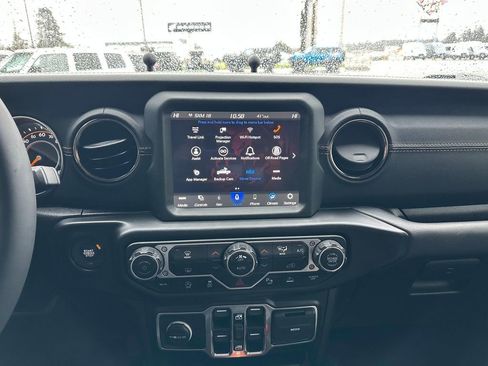 Used 2023 Jeep Gladiator Overland image 19