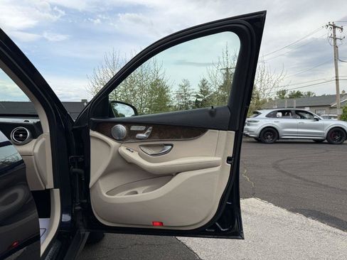 Used 2018 Mercedes-Benz GLC 300 4MATIC w/ Multimedia Package image 16