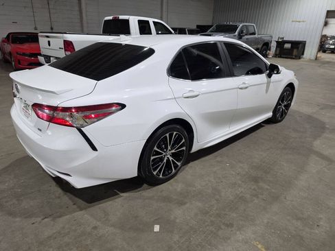Used 2020 Toyota Camry SE FWD image 12