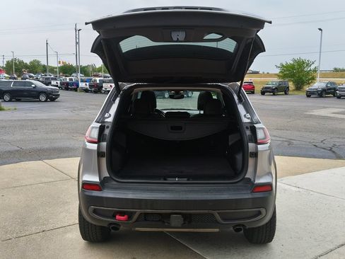 Used 2019 Jeep Cherokee Trailhawk w/ Comfort & Convenience Group AWD/4WD image 16