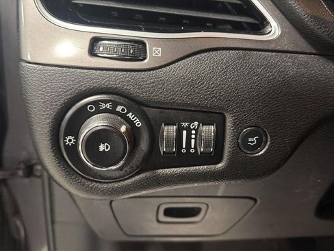 Used 2019 Jeep Cherokee Limited image 18