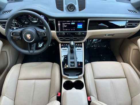 Certified 2025 Porsche Macan AWD/4WD image 6
