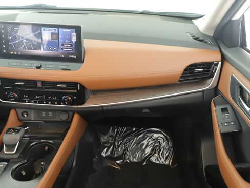 Used 2024 Nissan Rogue Platinum image 21