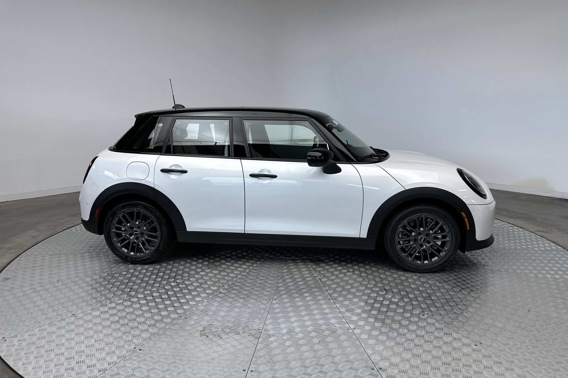 Used 2027 MINI Cooper 4-Door Hardtop FWD image 10