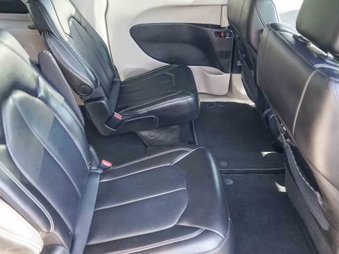 Used 2024 Chrysler Pacifica Touring-L image 15