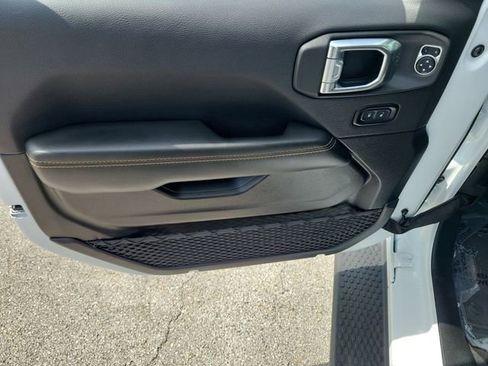 Used 2025 Jeep Wrangler Unlimited Sahara AWD/4WD image 20