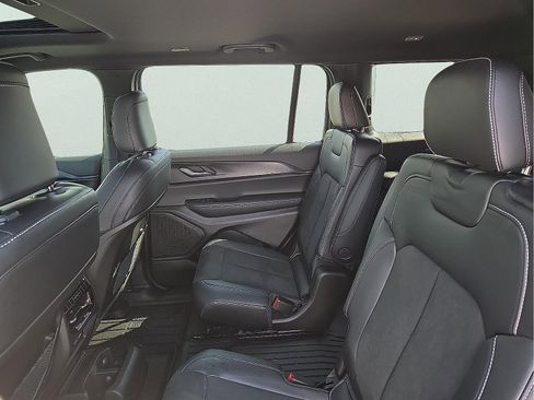 Used 2025 Jeep Grand Cherokee L Altitude image 10