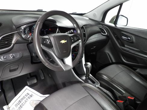 Used 2021 Chevrolet Trax LT w/ Driver Confidence Package FWD image 9