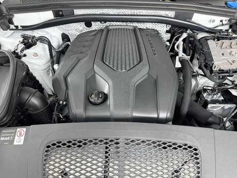 Used 2025 Porsche Macan AWD/4WD image 32
