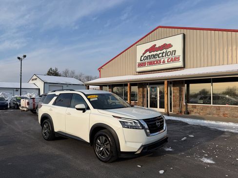 Used 2024 Nissan Pathfinder SV image 1