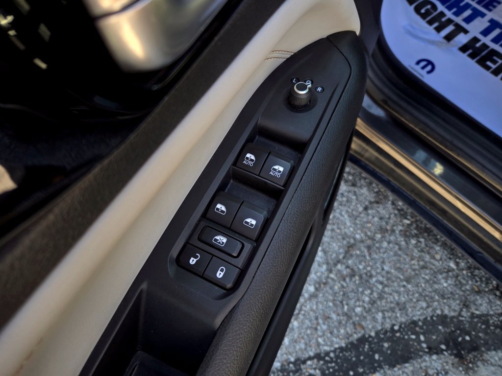 Used 2023 Jeep Compass Limited AWD/4WD image 13