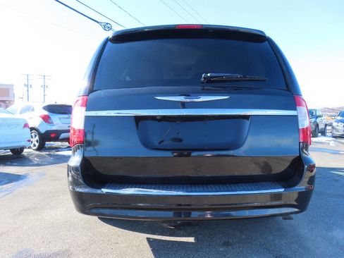 Used 2014 Chrysler Town & Country Touring image 23