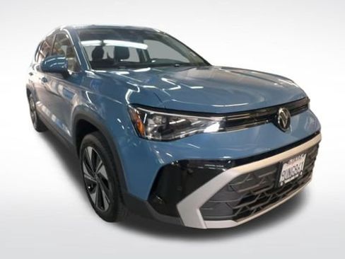 Certified 2025 Volkswagen Taos SE AWD/4WD image 2