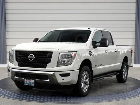 Used 2021 Nissan Titan SV w/ SV Convenience Package image 3